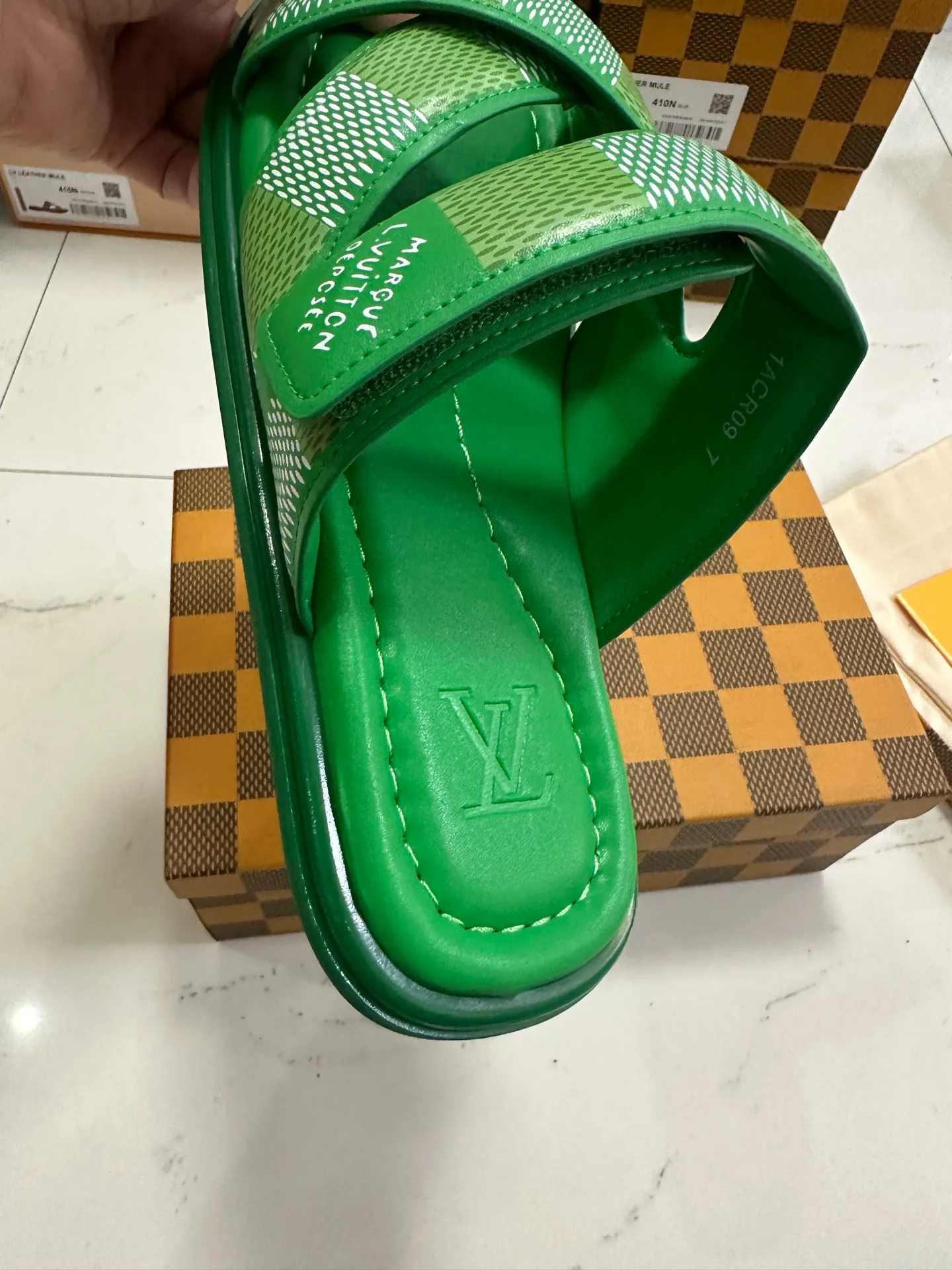 👟👟Ex-factory price 500👟👟 Top version: Men's LV Louis Vuitton L House Donkey Brand Flat Embossed Embossed Sandals This Miami sandal is made of Maxi Damier grained cow leather, copying the texture of Louis Vuitton's classic Damier canvas. The wide laces are adjustable with Velcro for a laid-back look. Paired with padded tough insole and micro outsole to ensure a light, flexible and comfortable wearing experience. Exquisite packaging at the delivery counter 🛍📦 ▪️Fabric: Original custom imported first-layer cowhide ▪️Inner lining: Customized first-layer cowhide ▪️Sole: Original molded rubber material ▪️Sole thickness: flat ▪️Size: Men's 39-45